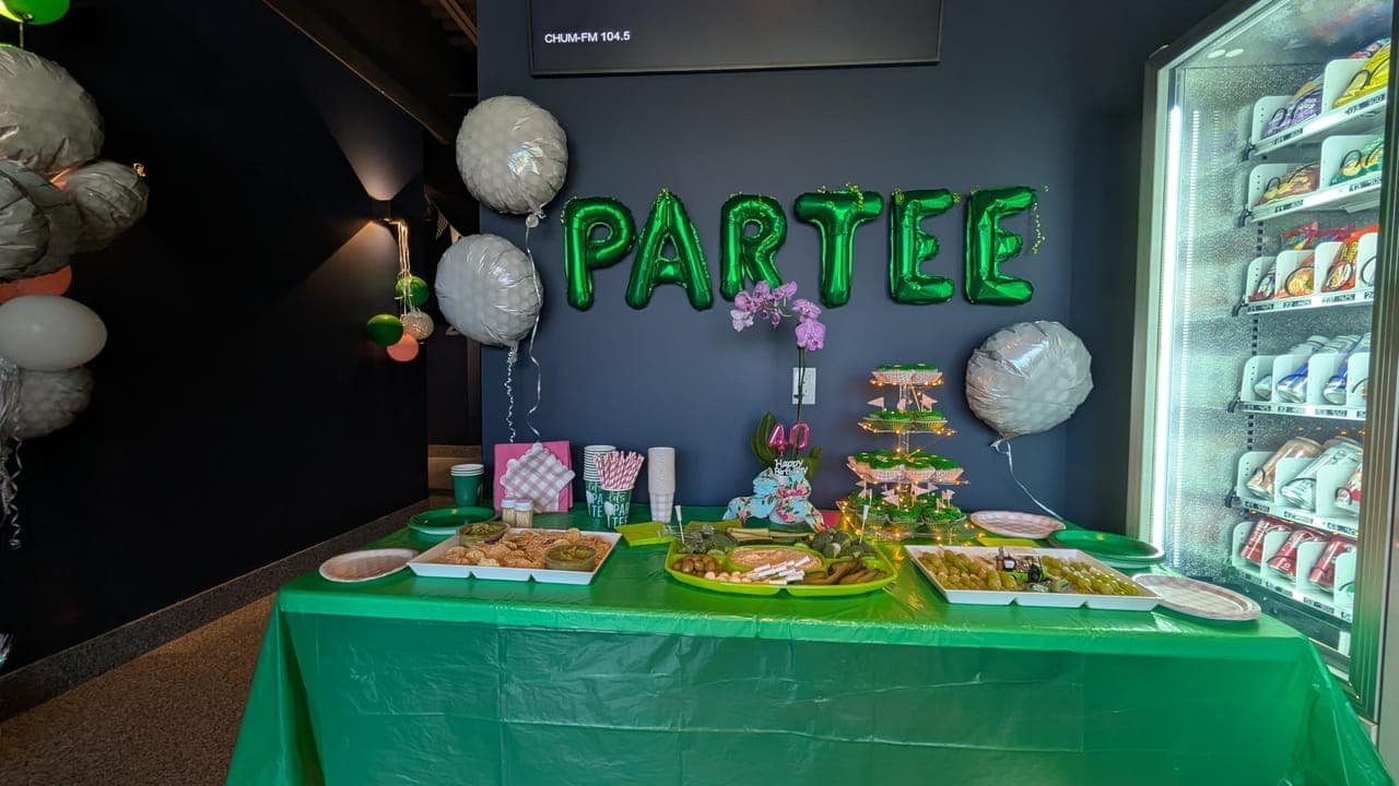 Decorated birthday party table at LevelUp Indoor Golf